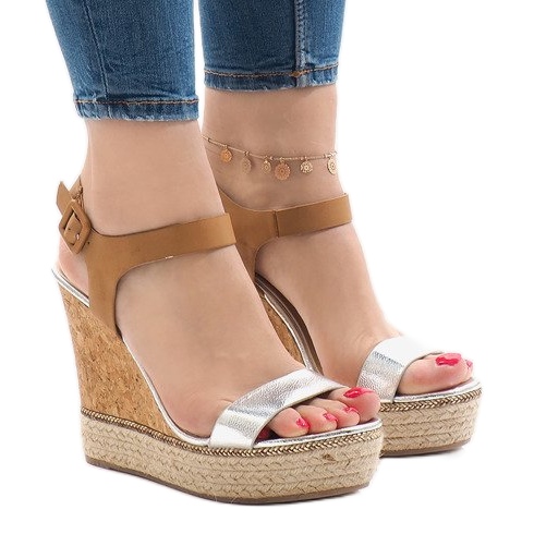 Sandale cu pană lăcuită argintie VB76063 maro