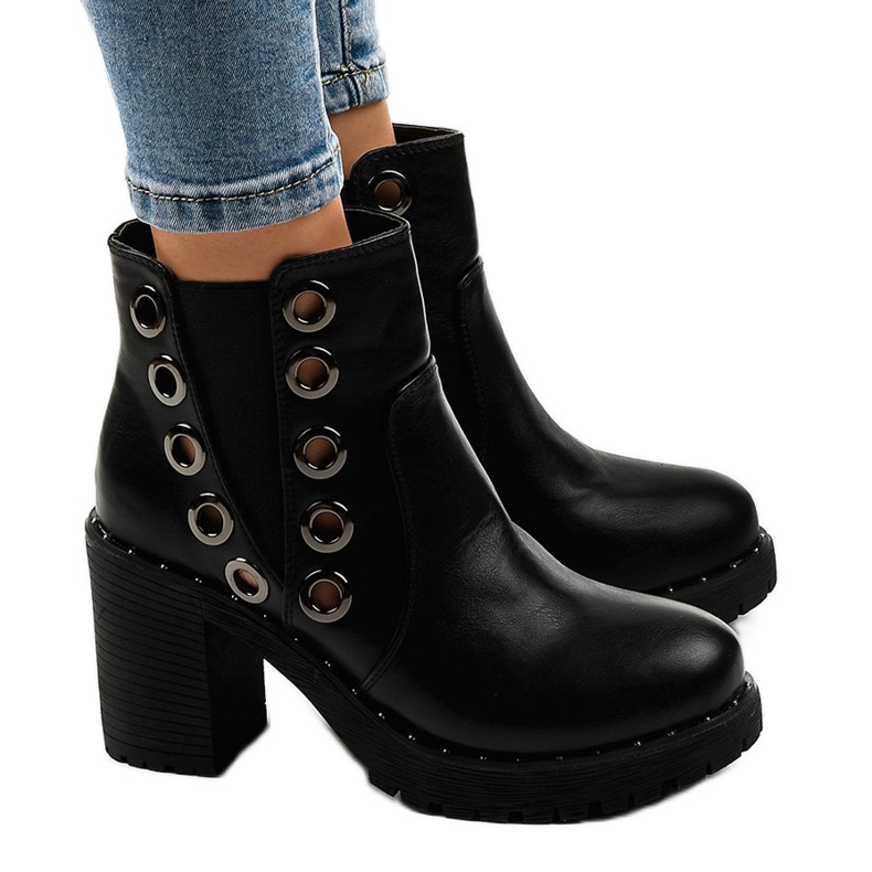 Ghete negre cu știfturi D37-5 negru Ghete negre cu știfturi D37-5 negru