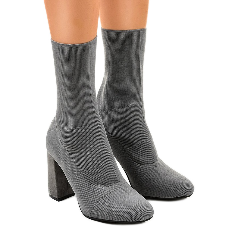 Cizme gri pe postarea QQ08 Cizme gri pe postarea QQ08