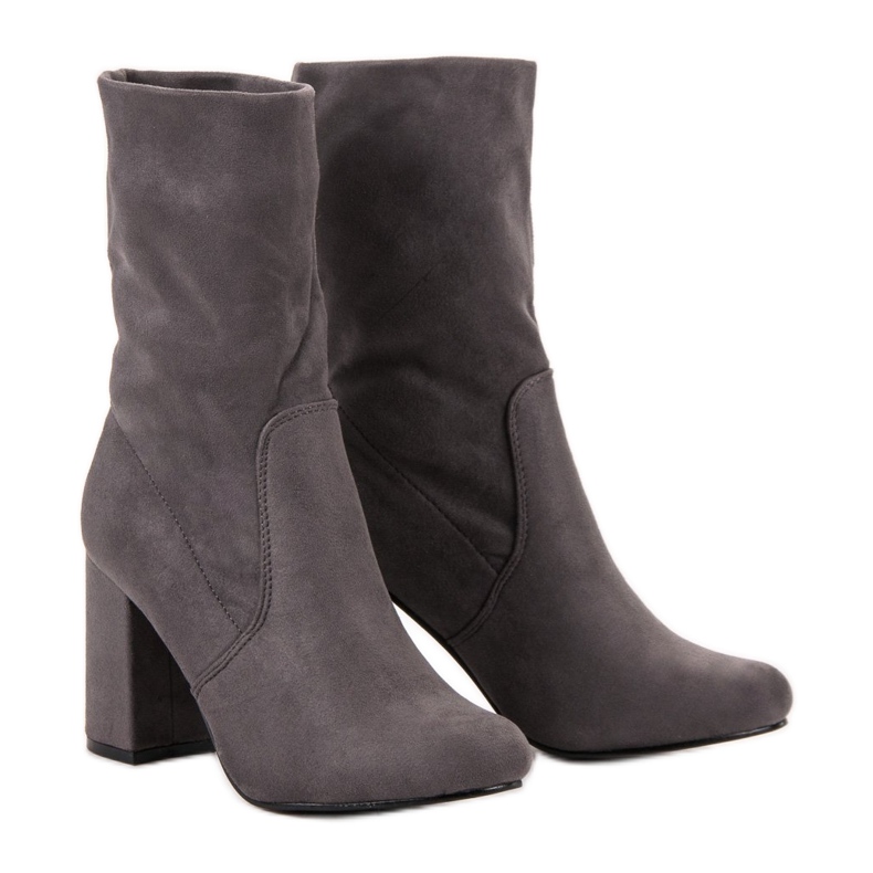 Super Mode Ghete alunecate pe un stâlp gri Super Mode Ghete alunecate pe un stâlp gri