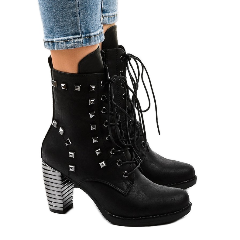 Ghete negre cu știfturi F117 negru Ghete negre cu știfturi F117 negru