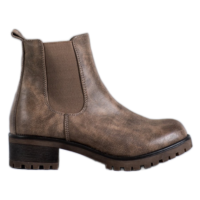 Jennika Ghete pe platformă maro