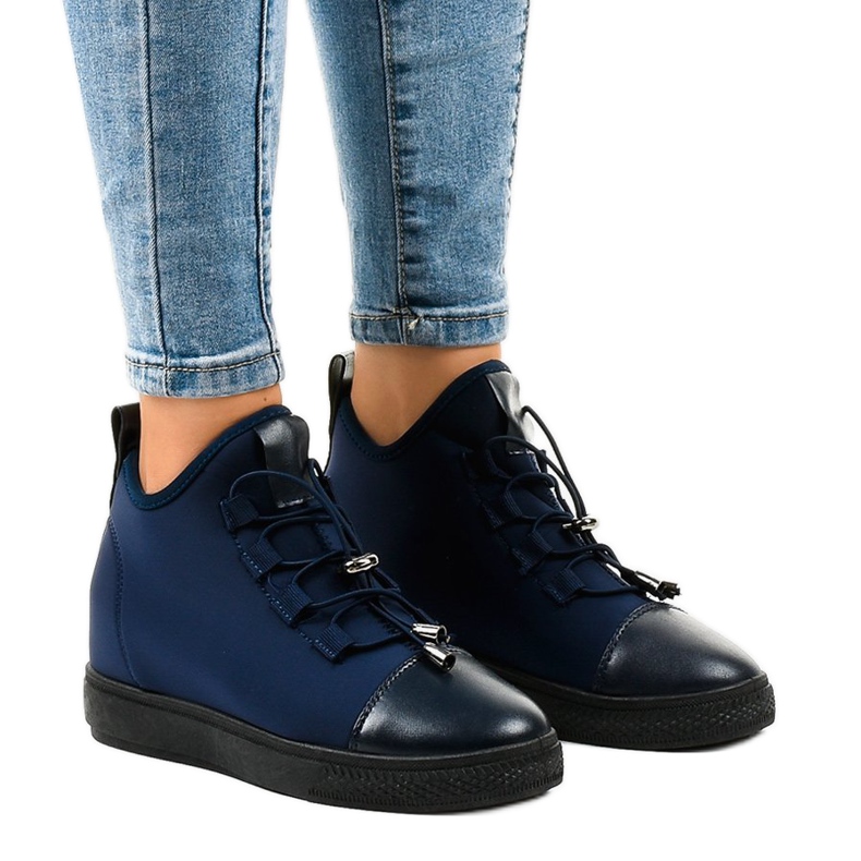 Adidași înalți izolați, de culoare bleumarin, cu pană XY-35 albastru marin