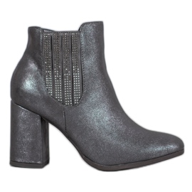 Kylie Cizme elegante pe un post gri Kylie Cizme elegante pe un post gri