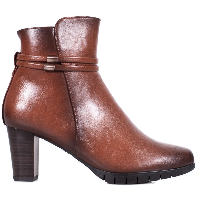 Cizme clasice pe un post maro