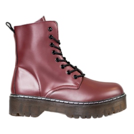 Kylie Ghete pe platformă roșu