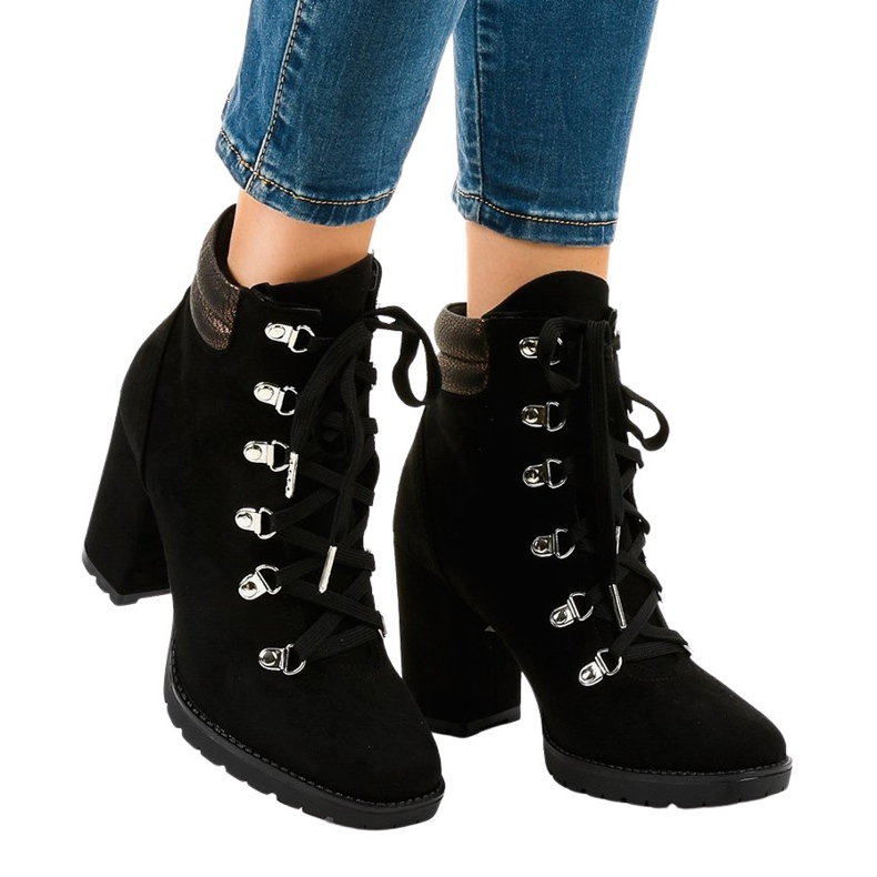 Cizme negre din piele de căprioară pe stâlpul 8992 negru