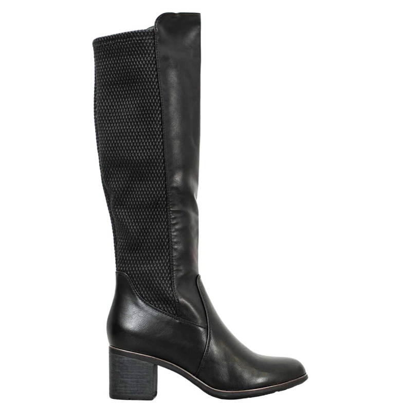 Filippo Cizme pe un stâlp negru