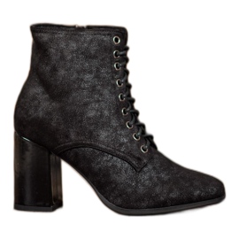 Kylie Cizme legate la o postare negru Kylie Cizme legate la o postare negru