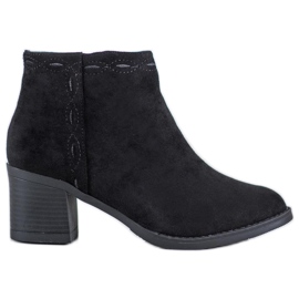 Kylie Ghete negre pe un post negru Kylie Ghete negre pe un post negru