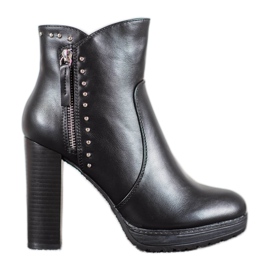 Kayla Ghete pe un post negru Kayla Ghete pe un post negru