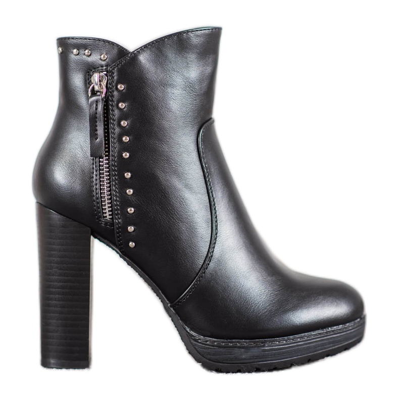 Kayla Ghete pe un post negru