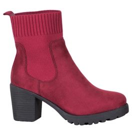 Erynn Cizme Chelsea Slip-On pe un post roșu Erynn Cizme Chelsea Slip-On pe un post roșu