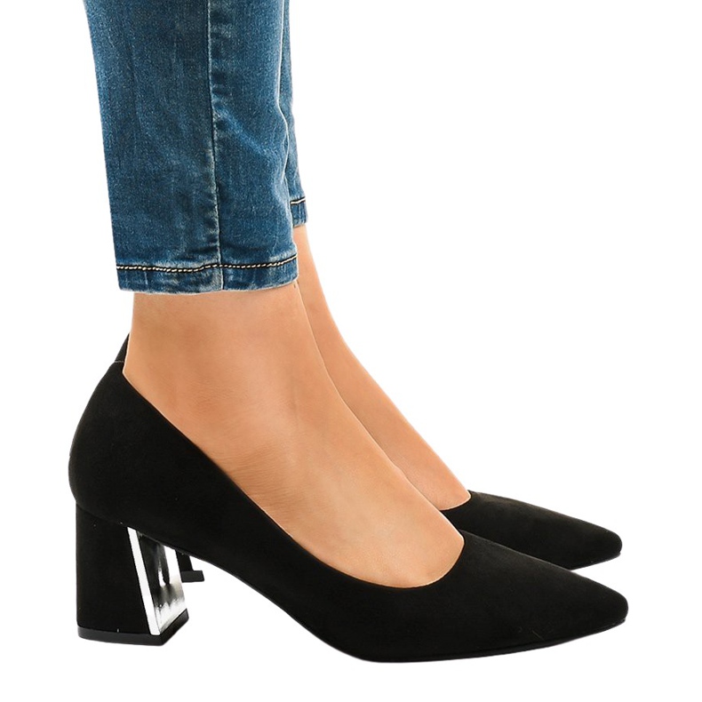 Pompe din piele de căprioară neagră pe stâlpul L439 negru