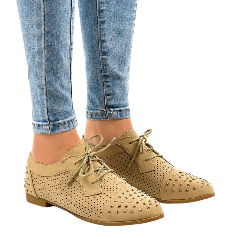 Încălțăminte ajurată bej cu știfturi MJ1125 Încălțăminte ajurată bej cu știfturi MJ1125