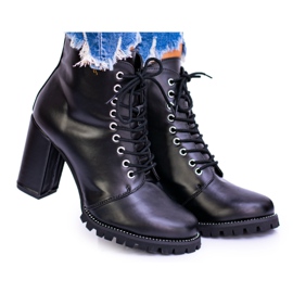 Lu Boo Black Boots pe un post cu Halsey Rhinestones negru