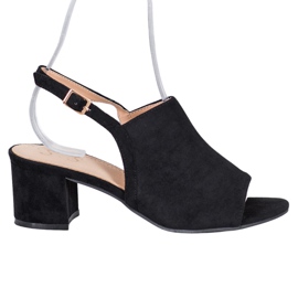 Small Swan Pantofi negri pe un bar negru Small Swan Pantofi negri pe un bar negru