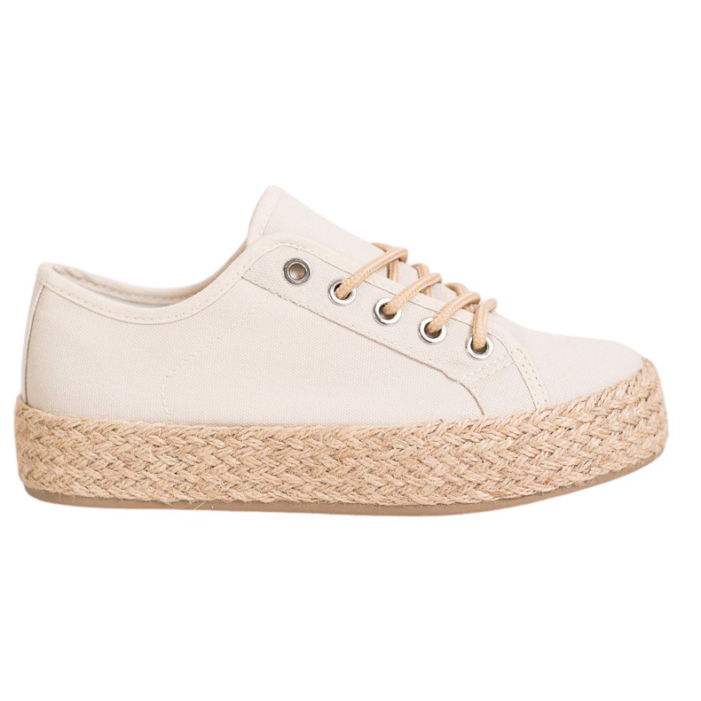 Kylie Adidași pe o platformă de paie maro