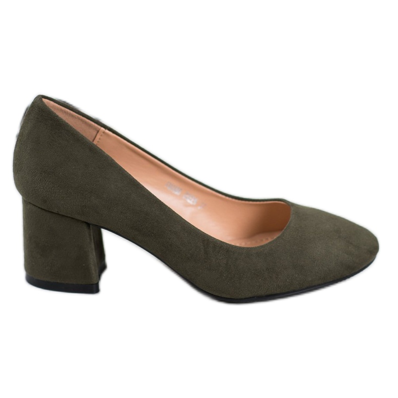 Fama Pompe din piele de căprioară pe un stâlp verde