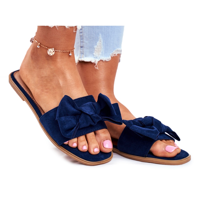 Papuci de damă din Malaezia cu fundițe de culoare albastru marină