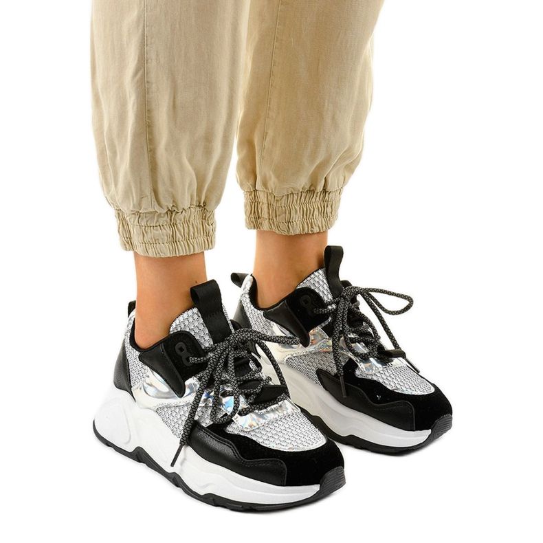 Adidași de sport albi cu inserții negre RAL-63 negru Adidași de sport albi cu inserții negre RAL-63 negru