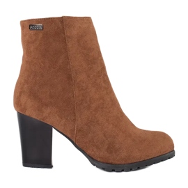 Goodin Cizme de cămilă pe un post maro