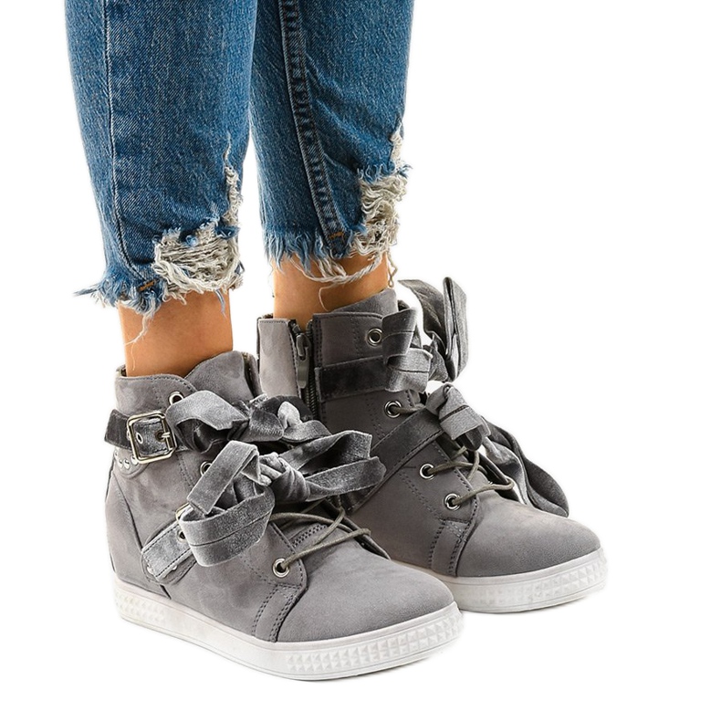 Adidași gri din piele de căprioară cu cataramă Haiphaia