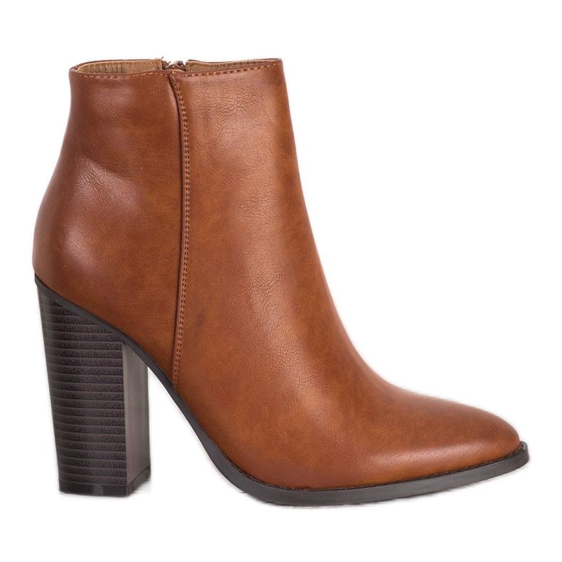 Seastar Cizme clasice pe un post maro