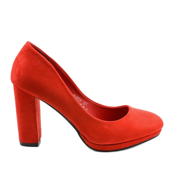 Pompe roșii din piele de căprioară pe stâlpul Recite roșu