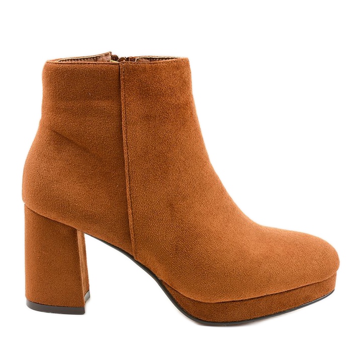 Cizme din piele de căprioară maro pe postarea Mahoganis galben Cizme din piele de căprioară maro pe postarea Mahoganis galben