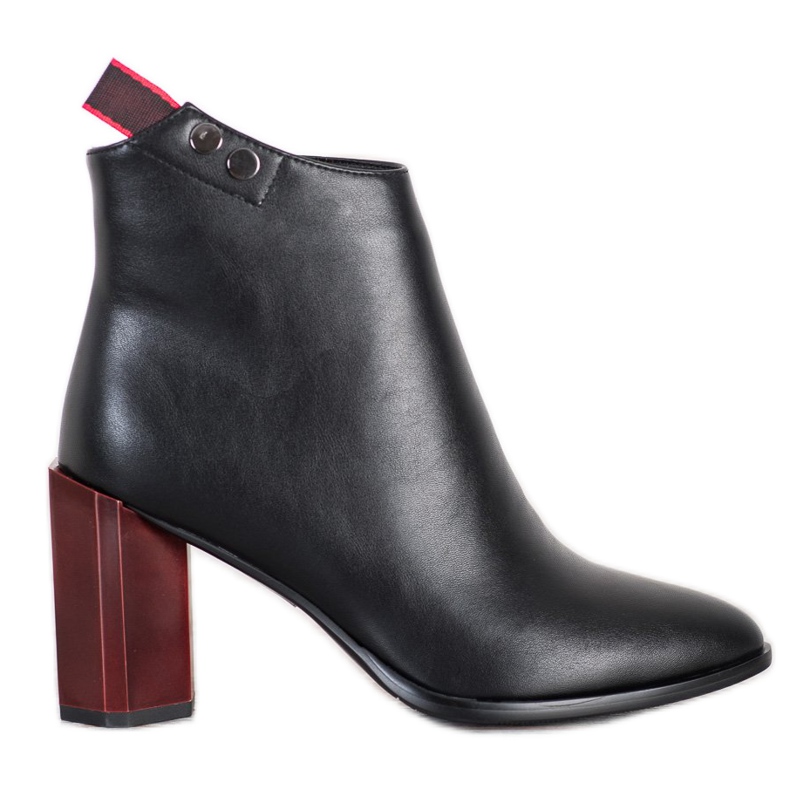 Filippo Ghete pe un post decorativ negru roșu Filippo Ghete pe un post decorativ negru roșu