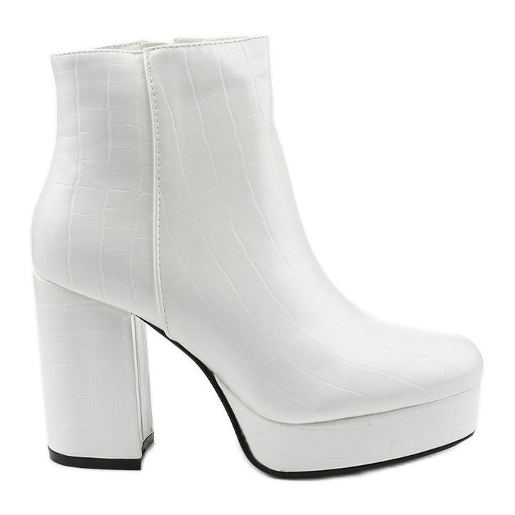 Cizme albe pe postarea lui Usinaya