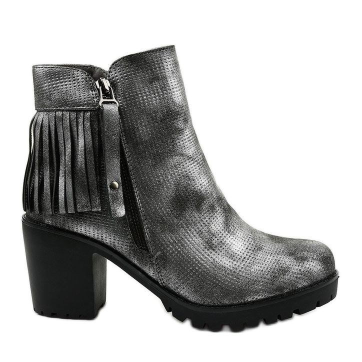 Cizme gri pe postarea Amar