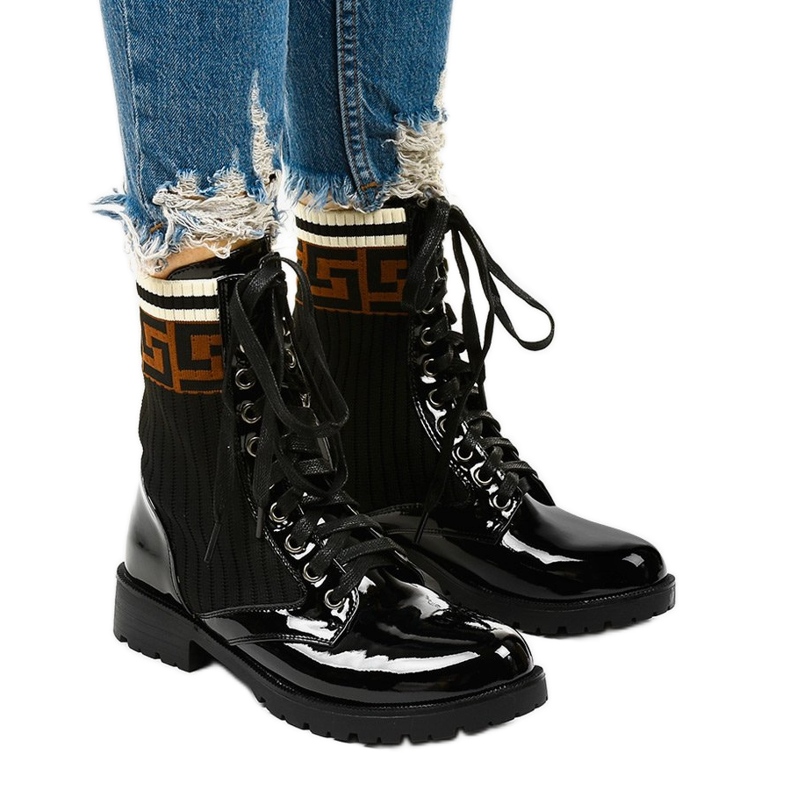 Ghete din lac negru cu șosete Gwynn bej