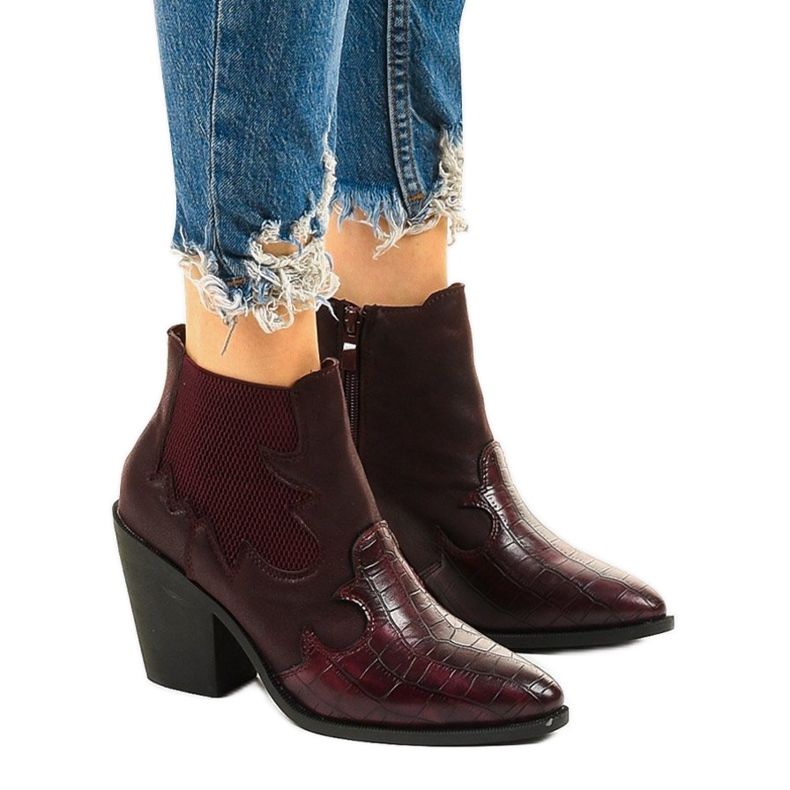 Cizme maro pe postarea cizmelor de cowboy Harriet roșu