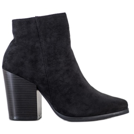 Marquiz Ghete pe un post larg negru Marquiz Ghete pe un post larg negru