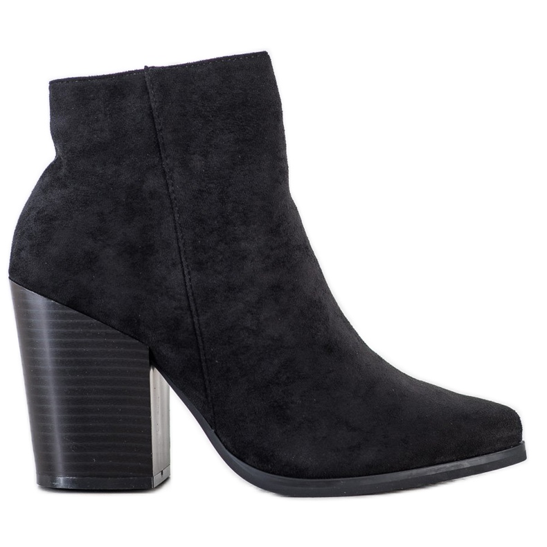 Marquiz Ghete pe un post larg negru