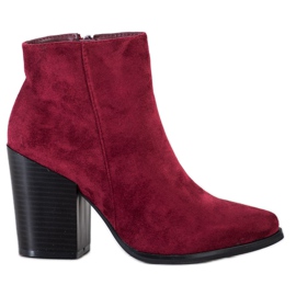 Marquiz Ghete pe un post larg roșu Marquiz Ghete pe un post larg roșu