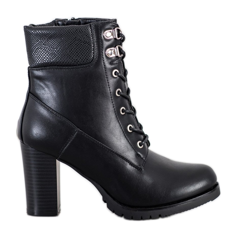 Queentina Ghete cu șiret pe o postare negru Queentina Ghete cu șiret pe o postare negru