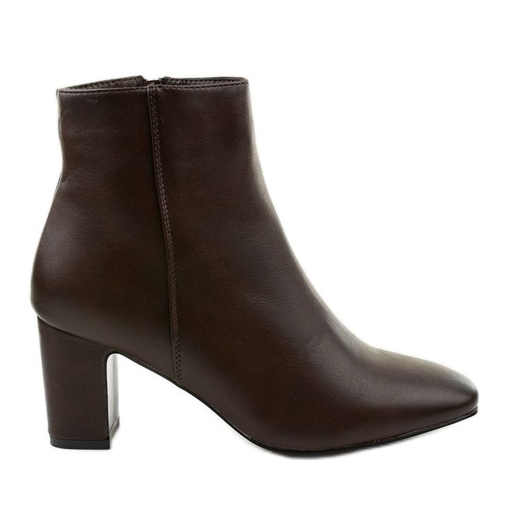 Ghete din piele ecologică maro pe postarea Nilandaley Ghete din piele ecologică maro pe postarea Nilandaley