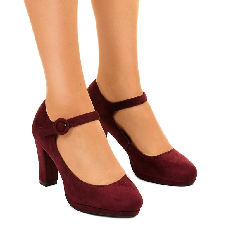 Pompele din piele de căprioară maron pe stâlpul Liayarus roșu