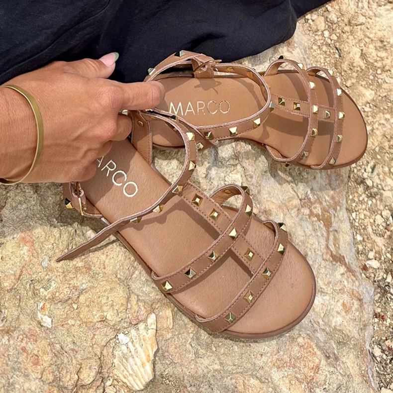 Marco Shoes Sandale din piele cu crampoane aurii maro 1