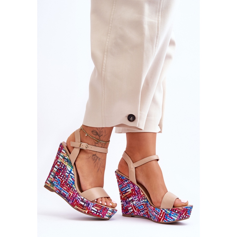 Sandale de damă pe o pană Malibu bej colorată 2