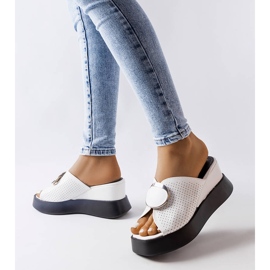 Sandale cu pană cu ornamente albe de la Degna 2