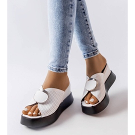 Sandale cu pană cu ornamente albe de la Degna 1