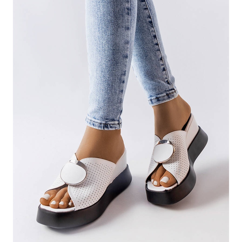 Sandale cu pană cu ornamente albe de la Degna 1