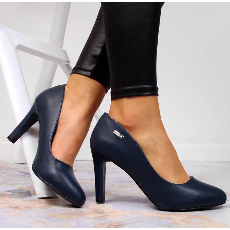 Pompe albastre mate pe stâlp de la Sergio Leone albastru 1