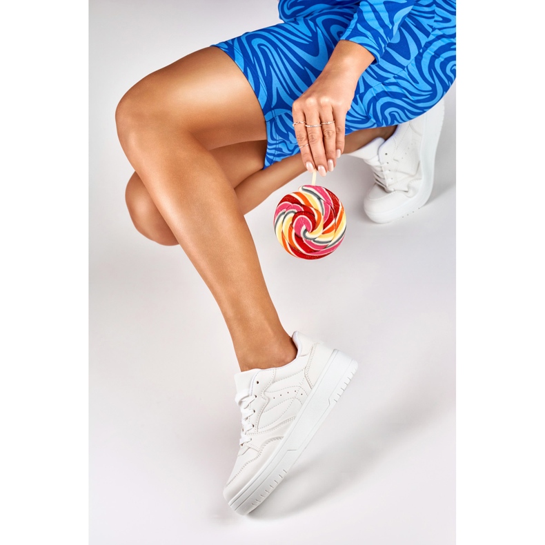 Adidasi clasici albi ai lui Emili 2 Adidasi clasici albi ai lui Emili 2