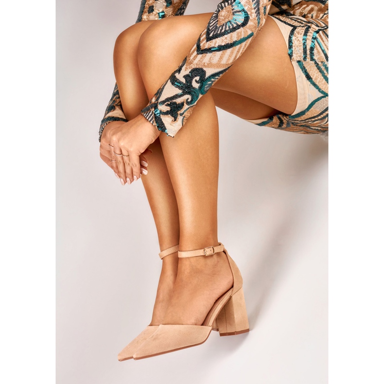 Pompe bej pe un stâlp prins la gleznă 1