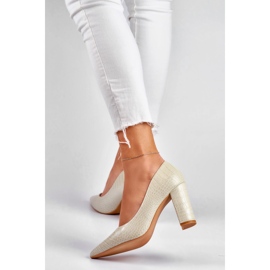 Pompe strălucitoare pe un stâlp din piele ecologică gri 1